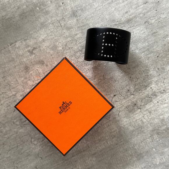HERMES Evelyne Aluminum Sunset Black Cuff Matte H Logo Bracelet with Box Bag - Picture 2 of 11